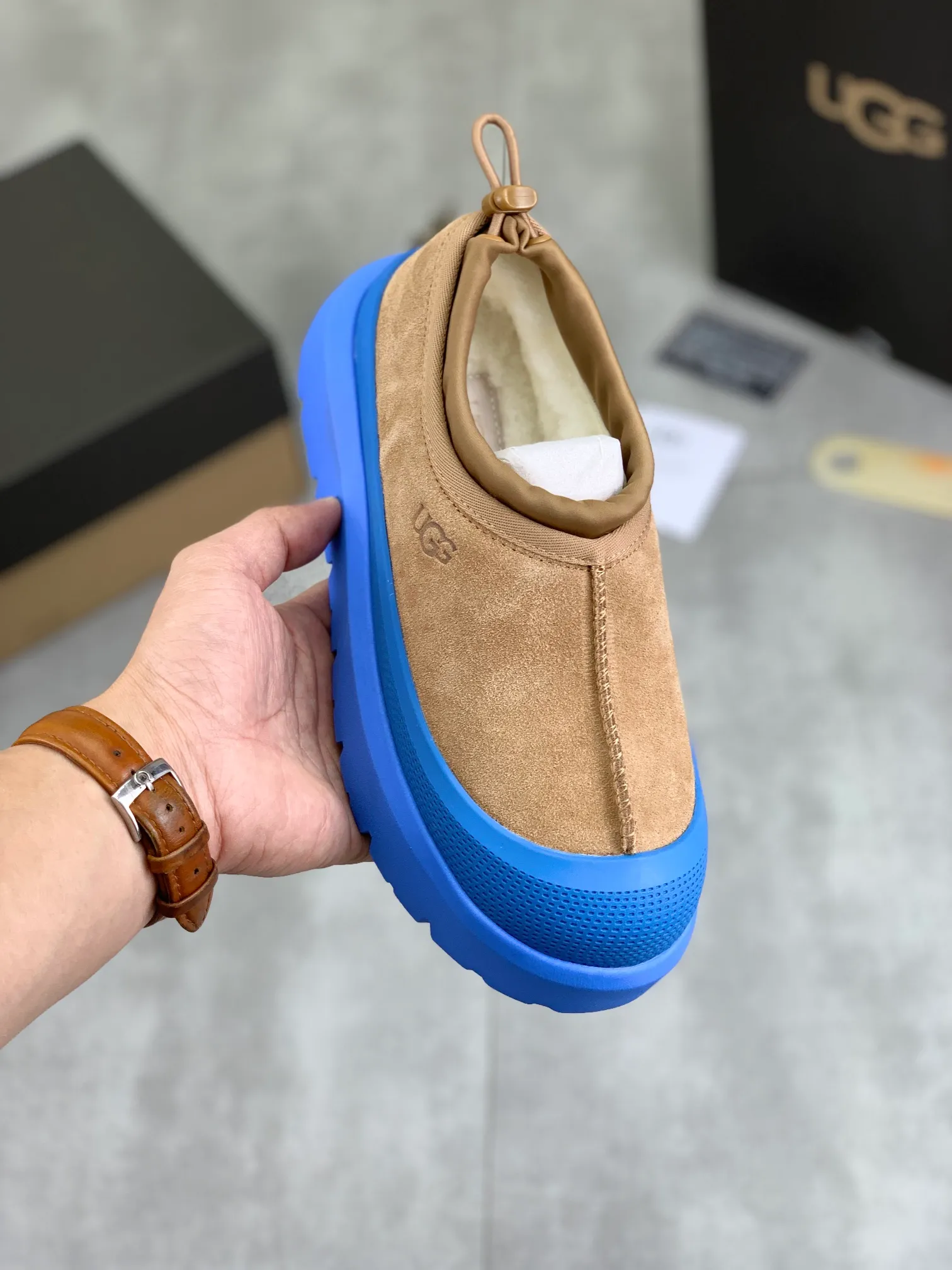 Men's Men's Shoes💰P460 New Couple Style👫 UGG Tasman Weather Hybrid One-second Snow Boots👢 Wang Yibo's same 👏 classic Tasman shoe model is added with a large orange sole, functional color contrast design, environmentally friendly waterproof and snowproof material, which is both fashionable and functional. At the same time, it is paired with the new UGG Keen furry color-blocking jacket. Bright orange and maroon collide to create a new light outdoor style and open up a new travel experience in early autumn! Using the best materials, the 17mm fur integrated surface is warmer and breathable, and the outsole is upgraded to a lightweight and wear-resistant light wing technology outsole! Size: 35-45 for men and women Official website color: 3⃣️ colors available